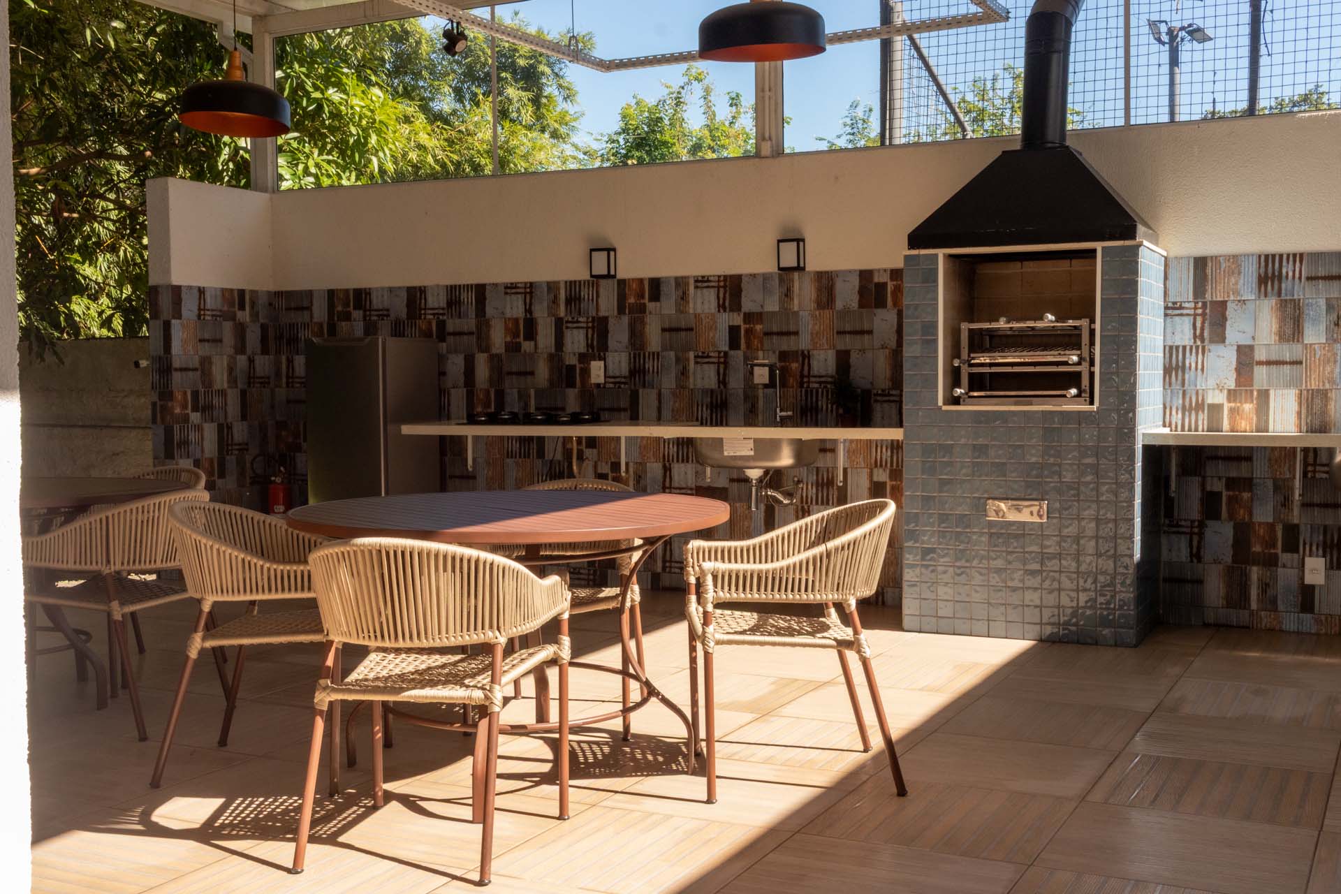 Ambiente integrado com iluminação em pendentes